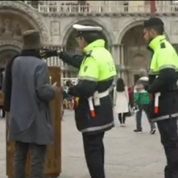 Banksy chassé par la police en pleine performance, à Venise