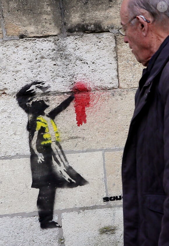 Un dessin au pochoir signé du nom de l'artiste Banksy découvert dans le centre ville de Bordeaux, d'un de ses personnages vêtu d'un gilet jaune, fait naître la polémique sur la réalité de son origine. Sur les réseaux sociaux, la rumeur enfle ! « Massive Attack était dans le coin ! ». Depuis quelques mois, une théorie avancée par un bloggeur écossais affirme que l'artiste originaire de Bristol n’est autre que 3D (Robert del Naja de son vrai nom), le chanteur du groupe britannique de trip-hop Massive Attack à Bordeaux le 18 Fevrier 2019. © Patrick Bernard / Bestimage  A stencil drawing signed by the name of the artist Banksy discovered in the city center of Bordeaux, one of his characters dressed in a yellow vest, gives rise to controversy over the reality of its origin. On social networks, the rumor swells! "Massive Attack was in the corner! ". In recent months, a theory put forward by a Scottish blogger claims that the artist from Bristol is none other than 3D (Robert del Naja of his real name), the singer of the British group of trip-hop Massive Attack in Bordeaux on 18 February 2019.18/02/2019 - Bordeaux