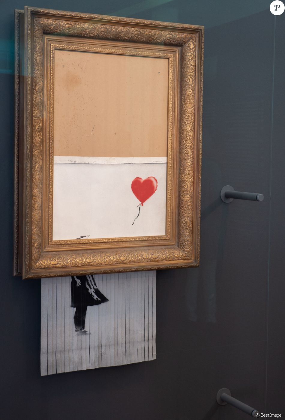 L&#039;oeuvre autodétruite de Banksy &quot;Love is in the bin&quot; (Fille avec ballon) exposée au musée Frieder Burda à Baden-Baden en Allemagne, dont l&#039;entrée est libre. Les visiteurs pourront faire une donation qui sera reversée aux réfugiés de Baden-Baden. Le 5 février 2019 05/02/2019 - Baden-Baden