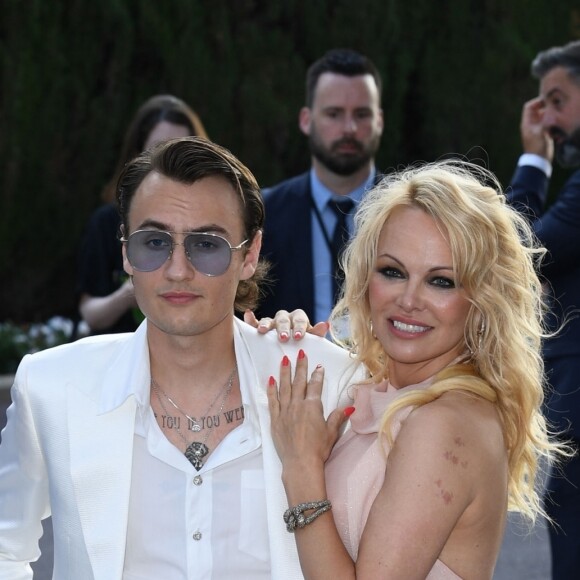 Pamela Anderson et son fils Brandon Lee arrivent à la soirée AmfAR Gala Cannes 2019 à l'Eden Roc au Cap d'Antibes, le 23 mai 2019.