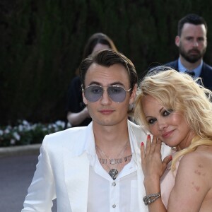 Pamela Anderson et son fils Brandon Lee arrivent à la soirée AmfAR Gala Cannes 2019 à l'Eden Roc au Cap d'Antibes, le 23 mai 2019.