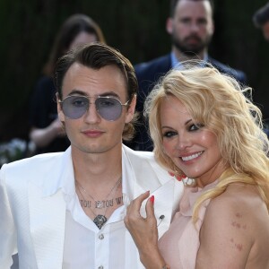 Pamela Anderson et son fils Brandon Lee arrivent à la soirée AmfAR Gala Cannes 2019 à l'Eden Roc au Cap d'Antibes, le 23 mai 2019.