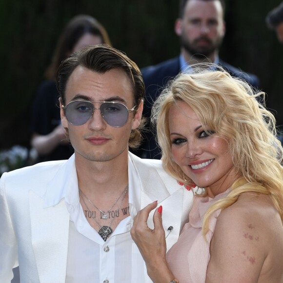 Pamela Anderson et son fils Brandon Lee arrivent à la soirée AmfAR Gala Cannes 2019 à l'Eden Roc au Cap d'Antibes, le 23 mai 2019.