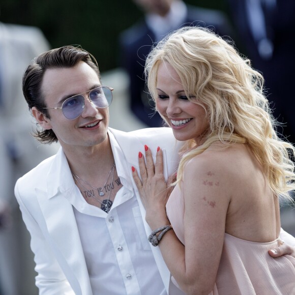 Pamela Anderson et son fils Brandon Lee assistent à la soirée AmfAR Gala Cannes 2019 à l'Eden Roc au Cap d'Antibes, lors du 72ème Festival International du Film de Cannes, le 23 mai 2019. © Jacovides / Moreau / Bestimage