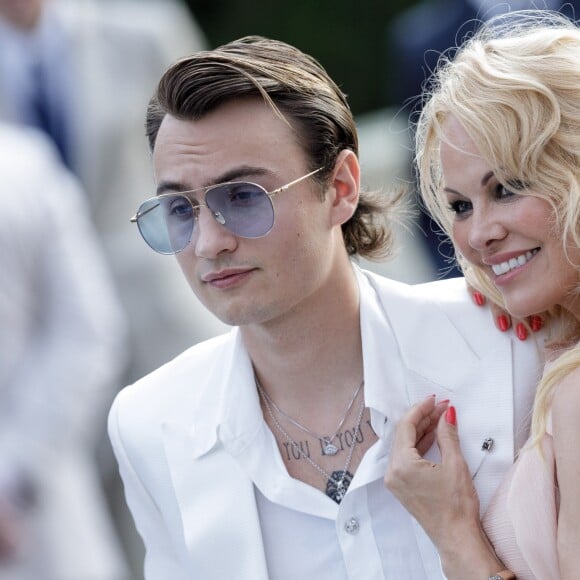 Pamela Anderson et son fils Brandon Lee assistent à la soirée AmfAR Gala Cannes 2019 à l'Eden Roc au Cap d'Antibes, lors du 72ème Festival International du Film de Cannes, le 23 mai 2019. © Jacovides / Moreau / Bestimage