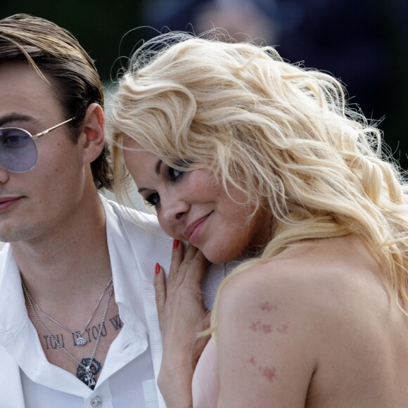 Pamela Anderson et son fils Brandon Lee assistent à la soirée AmfAR Gala Cannes 2019 à l'Eden Roc au Cap d'Antibes, lors du 72ème Festival International du Film de Cannes, le 23 mai 2019. © Jacovides / Moreau / Bestimage