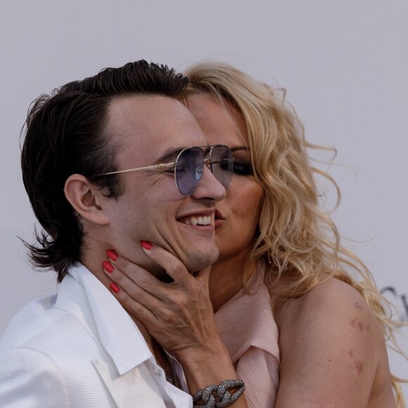 Pamela Anderson et son fils Brandon Lee assistent à la soirée AmfAR Gala Cannes 2019 à l'Eden Roc au Cap d'Antibes, lors du 72ème Festival International du Film de Cannes, le 23 mai 2019. © Jacovides / Moreau / Bestimage