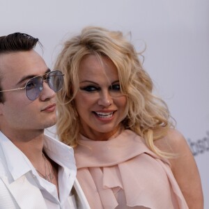 Pamela Anderson et son fils Brandon Lee assistent à la soirée AmfAR Gala Cannes 2019 à l'Eden Roc au Cap d'Antibes, lors du 72ème Festival International du Film de Cannes, le 23 mai 2019. © Jacovides / Moreau / Bestimage