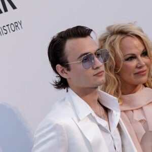 Pamela Anderson et son fils Brandon Lee assistent à la soirée AmfAR Gala Cannes 2019 à l'Eden Roc au Cap d'Antibes, lors du 72ème Festival International du Film de Cannes, le 23 mai 2019. © Jacovides / Moreau / Bestimage