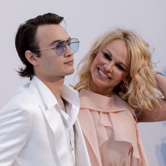 Pamela Anderson et son fils Brandon Lee assistent à la soirée AmfAR Gala Cannes 2019 à l'Eden Roc au Cap d'Antibes, lors du 72ème Festival International du Film de Cannes, le 23 mai 2019. © Jacovides / Moreau / Bestimage