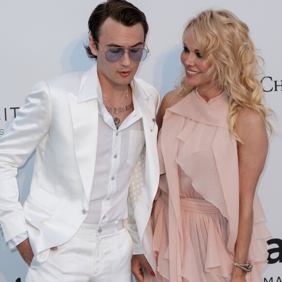 Pamela Anderson et son fils Brandon Lee assistent à la soirée AmfAR Gala Cannes 2019 à l'Eden Roc au Cap d'Antibes, lors du 72ème Festival International du Film de Cannes, le 23 mai 2019. © Jacovides / Moreau / Bestimage