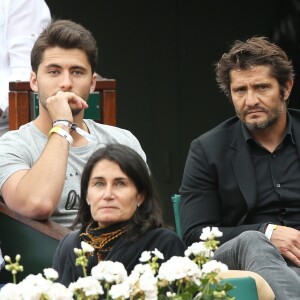 Bixente Lizarazu et son fils Tximista - Les célébrités dans les tribunes lors des internationaux de France de Roland-Garros à Paris, le 2 juin 2017. © Dominique Jacovides-Cyril Moreau/Bestimage