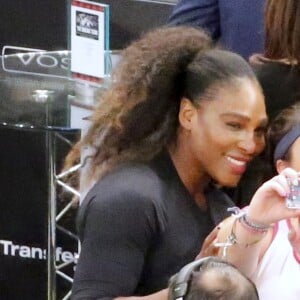 Serena Williams, Marion Bartoli et Venus Williams font des selfies le 5 mars 2018 à New York