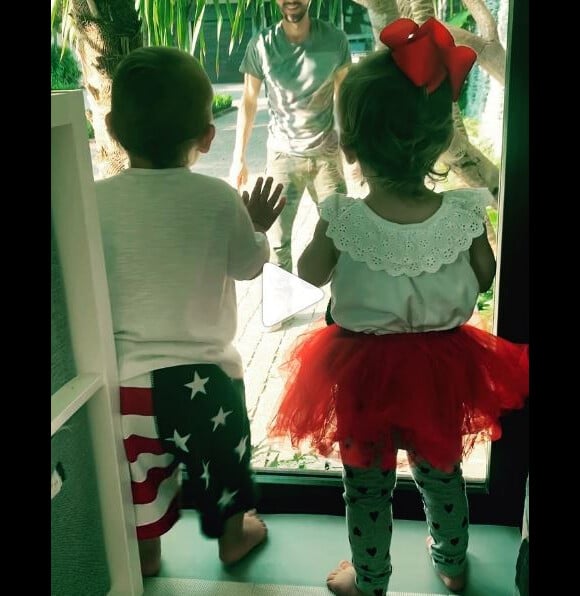 Les deux enfants d'Enrique Iglesias s'amusent avec leur papa. (25 mai 2019)