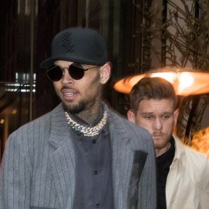 Chris Brown sort de l'hôtel Mandarin Oriental à Paris le 17 janvier 2019