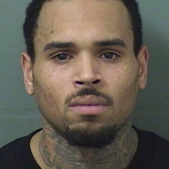 Chris Brown arrêté après son concert en Floride; Aussitôt descendu de scène, le chanteur Chris Brown a été interpellé par la police. Plusieurs officiers l'attendaient dans les coulisses du Coral Sky Ampitheatre de West Palm Beach (Floride), où il se produisait jeudi soir. Chris Brown faisait l'objet d'une mandat d'arrestation, émis par un comté proche du lieu du concert. Pour l'heure, on en ignore le motif. Le chanteur a été finalement relâché après avoir versé une caution de 2 000 $; Palm Beach le 6 juillet 2018.