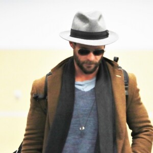 Chris Hemsworth arrive à l'aéroport de Vancouver, le 7 mars 2018.