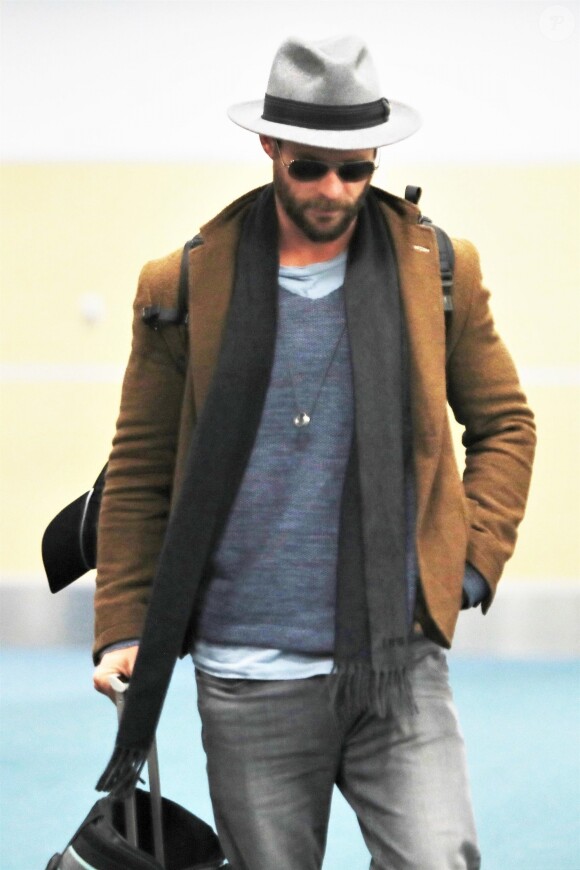 Chris Hemsworth arrive à l'aéroport de Vancouver, le 7 mars 2018.