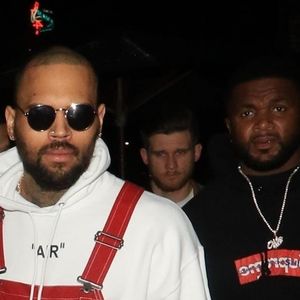 Chris Brown en salopette rouge - People au lancement de la collection boohoo.com au Dream Hollywood à Los Angeles le 21 mars 2018