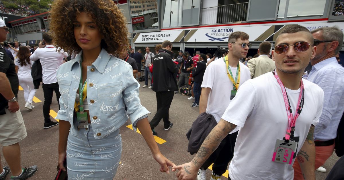 Marco Verratti et sa compagne Jessica Aidi - People avant le départ du