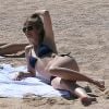 Exclusif - Gwyneth Paltrow profite d'une belle journée ensoleillée avec son compagnon Brad Falchuk sur une plage à  Cabo San Lucas au Mexique, le 2 avril 2017
