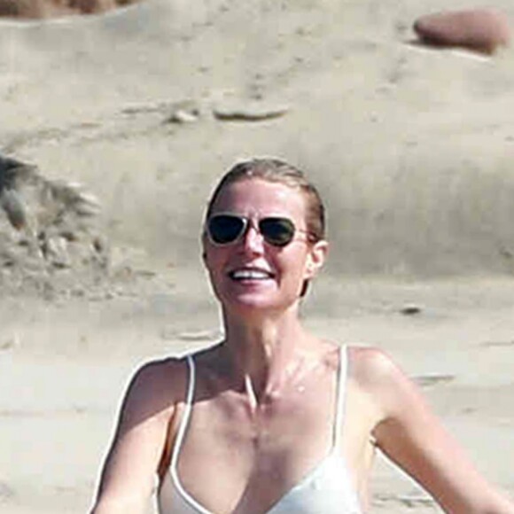 Exclusif - Gwyneth Paltrow et son compagnon Brad Falchuk profitent de leurs vacances sur une plage au Mexique, le 14 janvier 2016.
