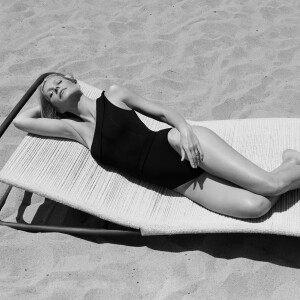 Gwyneth Paltrow pose pour la nouvelle collection de G. Label Swim, la ligne de maillots de Goop.