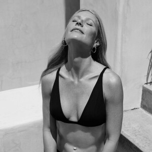 Gwyneth Paltrow pose pour la nouvelle collection de G. Label Swim, la ligne de maillots de Goop.