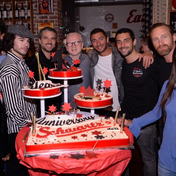 Exclusif - Flora Coquerel (Miss France 2014) et son compagnon Ugo Ciulla, Aurélie Konaté, Anthony Colette, Anthony Dupray, Frank Delay, Emmanuelle Boidron lors de la soirée du 10ème anniversaire du restaurant Schwartz's Deli au 7 Avenue d'Eylau dans le 16ème arrondissement de Paris le 27 mai 2019. © Rachid Bellak/Bestimage