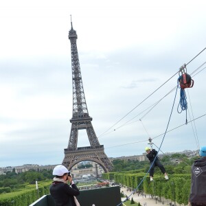Illustration de l'animation "Smash Perrier" dans la cadre des Internationaux de France de Roland-Garros 2019. En lien avec le tournoi de Roland Garros, Perrier installe une tyrolienne sur la Tour Eiffel du 5 au 11 juin. Le Smash Perrier, c'est s'élancer depuis le deuxième étage de la Tour Eiffel et atterrir à Ecole Militaire une minute plus tard, en tyrolienne ! Comme un smash au tennis en somme, avec une vitesse moyenne de 90 km/h. Paris, le 29 mai 2019. © Ramsamy Veeren/Bestimage