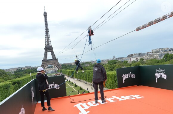 Illustration de l'animation "Smash Perrier" dans la cadre des Internationaux de France de Roland-Garros 2019. En lien avec le tournoi de Roland Garros, Perrier installe une tyrolienne sur la Tour Eiffel du 5 au 11 juin. Le Smash Perrier, c'est s'élancer depuis le deuxième étage de la Tour Eiffel et atterrir à Ecole Militaire une minute plus tard, en tyrolienne ! Comme un smash au tennis en somme, avec une vitesse moyenne de 90 km/h. Paris, le 29 mai 2019. © Ramsamy Veeren/Bestimage