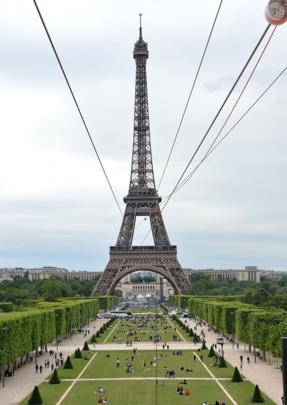 Illustration de l'animation "Smash Perrier" dans la cadre des Internationaux de France de Roland-Garros 2019. En lien avec le tournoi de Roland Garros, Perrier installe une tyrolienne sur la Tour Eiffel du 5 au 11 juin. Le Smash Perrier, c'est s'élancer depuis le deuxième étage de la Tour Eiffel et atterrir à Ecole Militaire une minute plus tard, en tyrolienne ! Comme un smash au tennis en somme, avec une vitesse moyenne de 90 km/h. Paris, le 29 mai 2019. © Ramsamy Veeren/Bestimage