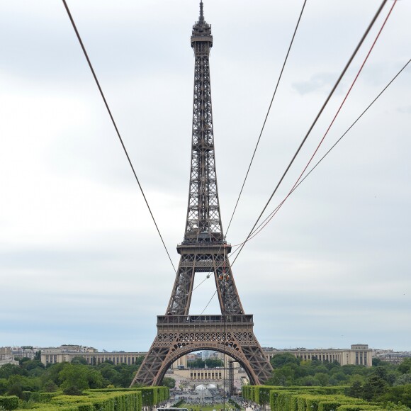Illustration de l'animation "Smash Perrier" dans la cadre des Internationaux de France de Roland-Garros 2019. En lien avec le tournoi de Roland Garros, Perrier installe une tyrolienne sur la Tour Eiffel du 5 au 11 juin. Le Smash Perrier, c'est s'élancer depuis le deuxième étage de la Tour Eiffel et atterrir à Ecole Militaire une minute plus tard, en tyrolienne ! Comme un smash au tennis en somme, avec une vitesse moyenne de 90 km/h. Paris, le 29 mai 2019. © Ramsamy Veeren/Bestimage