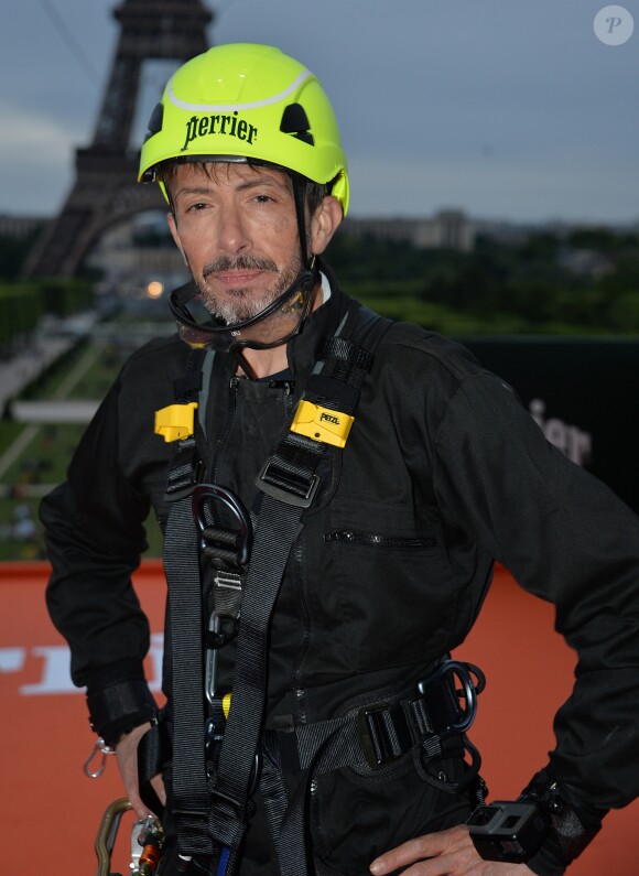 Florian Gazan participe à l'animation "Smash Perrier" dans la cadre des Internationaux de France de Roland-Garros 2019. En lien avec le tournoi de Roland Garros, Perrier installe une tyrolienne sur la Tour Eiffel du 5 au 11 juin. Le Smash Perrier, c'est s'élancer depuis le deuxième étage de la Tour Eiffel et atterrir à Ecole Militaire une minute plus tard, en tyrolienne ! Comme un smash au tennis en somme, avec une vitesse moyenne de 90 km/h. Paris, le 29 mai 2019. © Ramsamy Veeren/Bestimage