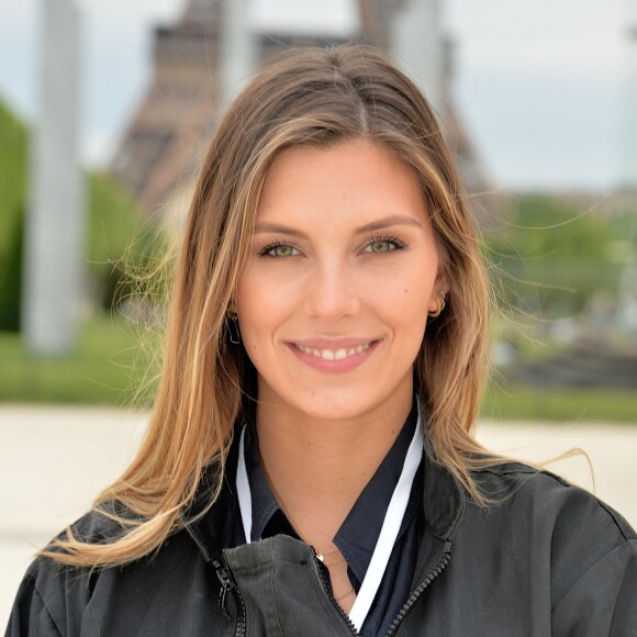 Camille Cerf (Miss France 2015) participe à l'animation "Smash Perrier" dans la cadre des Internationaux de France de Roland-Garros 2019. En lien avec le tournoi de Roland Garros, Perrier installe une tyrolienne sur la Tour Eiffel du 5 au 11 juin. Le Smash Perrier, c'est s'élancer depuis le deuxième étage de la Tour Eiffel et atterrir à Ecole Militaire une minute plus tard, en tyrolienne ! Comme un smash au tennis en somme, avec une vitesse moyenne de 90 km/h. Paris, le 29 mai 2019. © Ramsamy Veeren/Bestimage
