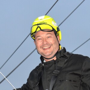 Sébastien Cauet participe à l'animation "Smash Perrier" dans la cadre des Internationaux de France de Roland-Garros 2019. En lien avec le tournoi de Roland Garros, Perrier installe une tyrolienne sur la Tour Eiffel du 5 au 11 juin. Le Smash Perrier, c'est s'élancer depuis le deuxième étage de la Tour Eiffel et atterrir à Ecole Militaire une minute plus tard, en tyrolienne ! Comme un smash au tennis en somme, avec une vitesse moyenne de 90 km/h. Paris, le 29 mai 2019. © Ramsamy Veeren/Bestimage