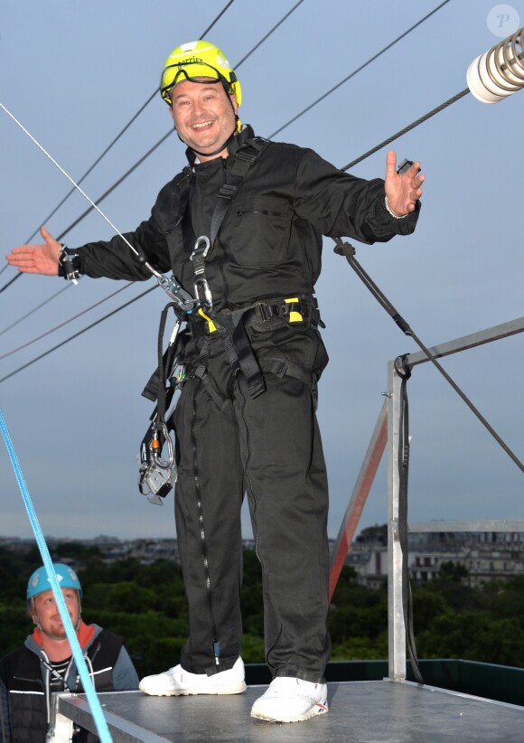 Sébastien Cauet participe à l'animation "Smash Perrier" dans la cadre des Internationaux de France de Roland-Garros 2019. En lien avec le tournoi de Roland Garros, Perrier installe une tyrolienne sur la Tour Eiffel du 5 au 11 juin. Le Smash Perrier, c'est s'élancer depuis le deuxième étage de la Tour Eiffel et atterrir à Ecole Militaire une minute plus tard, en tyrolienne ! Comme un smash au tennis en somme, avec une vitesse moyenne de 90 km/h. Paris, le 29 mai 2019. © Ramsamy Veeren/Bestimage