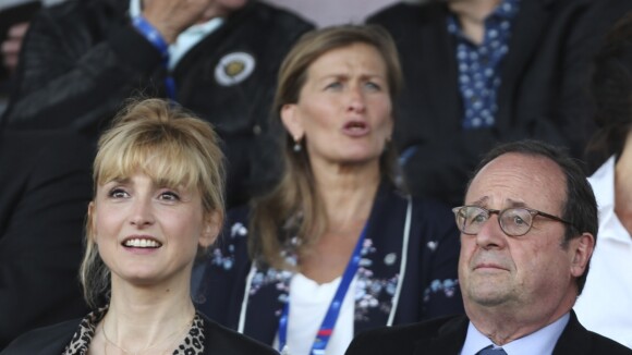 Julie Gayet et François Hollande à fond pour les Bleues en tribune !