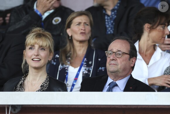 François Hollande et Julie Gayet assistent au dernier match amical des Bleues avant la Coupe du monde féminine de football. Ce match opposait la France à la Chine, à Créteil le 31 mai 2019. La France a remporté le match sur le score de 2 buts à 1. © Michael Baucher/Panoramic/Bestimage