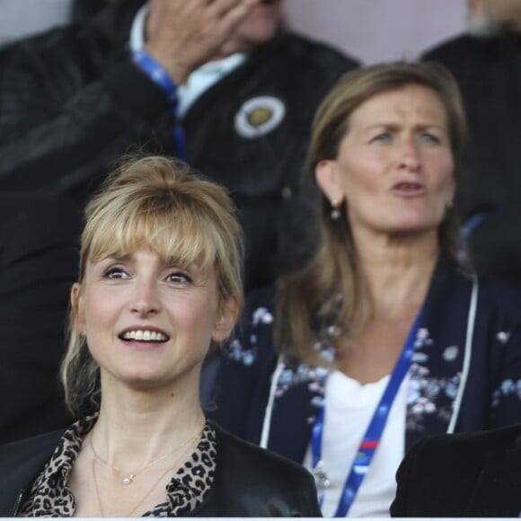 François Hollande et Julie Gayet assistent au dernier match amical des Bleues avant la Coupe du monde féminine de football. Ce match opposait la France à la Chine, à Créteil le 31 mai 2019. La France a remporté le match sur le score de 2 buts à 1. © Michael Baucher/Panoramic/Bestimage