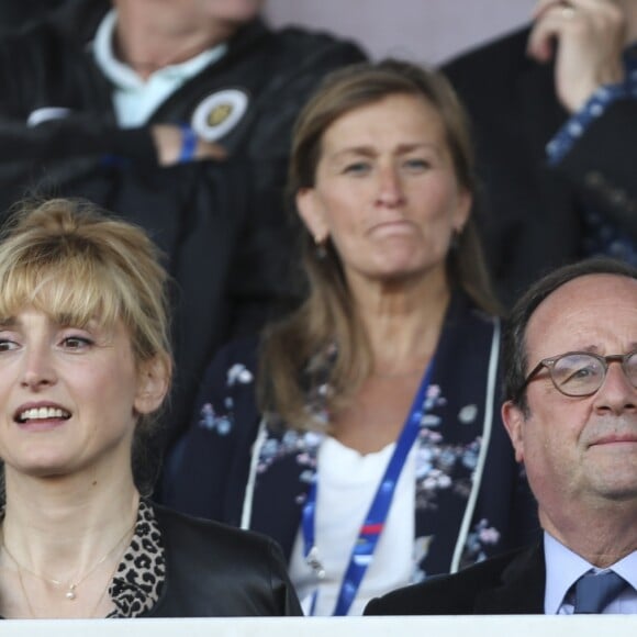 François Hollande et Julie Gayet assistent au dernier match amical des Bleues avant la Coupe du monde féminine de football. Ce match opposait la France à la Chine, à Créteil le 31 mai 2019. La France a remporté le match sur le score de 2 buts à 1. © Michael Baucher/Panoramic/Bestimage