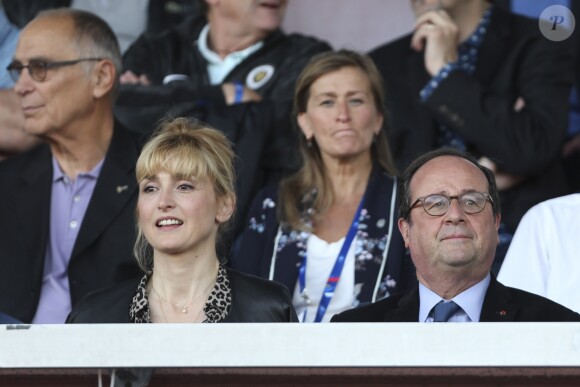 François Hollande et Julie Gayet assistent au dernier match amical des Bleues avant la Coupe du monde féminine de football. Ce match opposait la France à la Chine, à Créteil le 31 mai 2019. La France a remporté le match sur le score de 2 buts à 1. © Michael Baucher/Panoramic/Bestimage