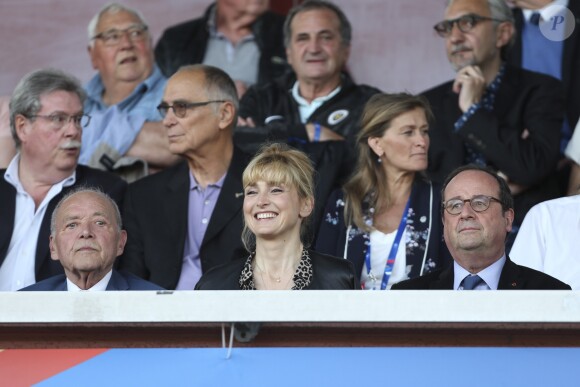 François Hollande et Julie Gayet assistent au dernier match amical des Bleues avant la Coupe du monde féminine de football. Ce match opposait la France à la Chine, à Créteil le 31 mai 2019. La France a remporté le match sur le score de 2 buts à 1. © Michael Baucher/Panoramic/Bestimage