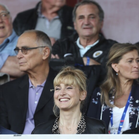 François Hollande et Julie Gayet assistent au dernier match amical des Bleues avant la Coupe du monde féminine de football. Ce match opposait la France à la Chine, à Créteil le 31 mai 2019. La France a remporté le match sur le score de 2 buts à 1. © Michael Baucher/Panoramic/Bestimage