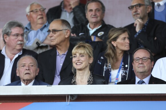 François Hollande et Julie Gayet assistent au dernier match amical des Bleues avant la Coupe du monde féminine de football. Ce match opposait la France à la Chine, à Créteil le 31 mai 2019. La France a remporté le match sur le score de 2 buts à 1. © Michael Baucher/Panoramic/Bestimage