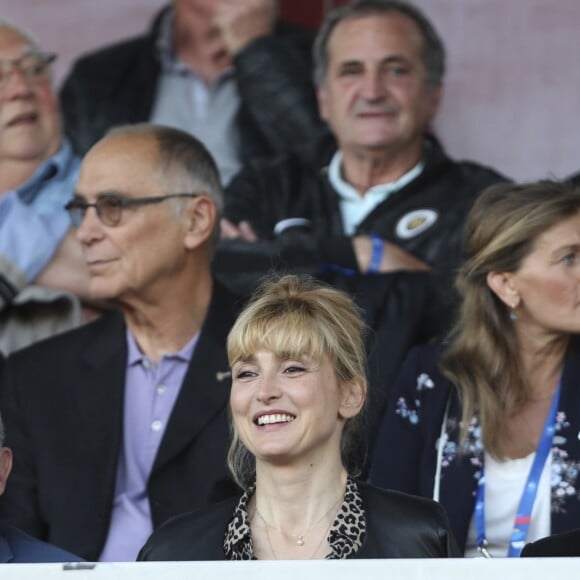 François Hollande et Julie Gayet assistent au dernier match amical des Bleues avant la Coupe du monde féminine de football. Ce match opposait la France à la Chine, à Créteil le 31 mai 2019. La France a remporté le match sur le score de 2 buts à 1. © Michael Baucher/Panoramic/Bestimage