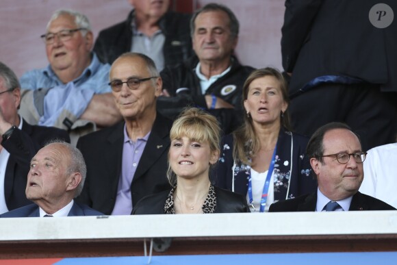 François Hollande et Julie Gayet assistent au dernier match amical des Bleues avant la Coupe du monde féminine de football. Ce match opposait la France à la Chine, à Créteil le 31 mai 2019. La France a remporté le match sur le score de 2 buts à 1. © Michael Baucher/Panoramic/Bestimage