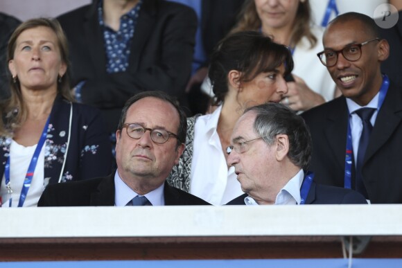 François Hollande et Julie Gayet assistent au dernier match amical des Bleues avant la Coupe du monde féminine de football. Ce match opposait la France à la Chine, à Créteil le 31 mai 2019. La France a remporté le match sur le score de 2 buts à 1. © Michael Baucher/Panoramic/Bestimage