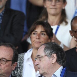 François Hollande et Noël Le Graët (président de la FFF) assistent au match amical féminin de football entre la France et la Chine à Créteil le 31 mai 2019. La France a remporté le match sur le score de 2 buts à 1. A l'occasion de la coupe du monde féminine de foot qui se tiendra en France du 7 juin au 7 juillet, TF1 rediffuse d'ailleurs ce samedi 1er janvier, le précédent documentaire produit par Julie Gayet et déjà consacré au foot, et plus particulièrement au parcours des Bleues avant cette coupe du monde, intitulé Le Moment de briller : les Bleues en route vers le Mondial. © Michael Baucher/Panoramic/Bestimage  François Hollande and his girlfriend Julie Gayet attend the women's football match between France and China in Créteil on May 31, 2019. France won the match with a score of 2 goals to 1. On the occasion of the Women's Football World Cup to be held in France from June 7 to July 7, TF1 rebroadcast this Saturday, January 1, the previous documentary produced by Julie Gayet and already devoted to football, and more particularly at the Bleues course before this world cup, entitled The moment to shine: the Blue on the way to the World Cup.31/05/2019 - Créteil