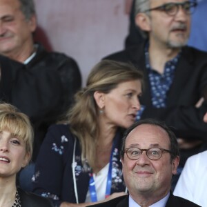 François Hollande et sa compagne Julie Gayet, Noël Le Graët (président de la FFF) assistent au match amical féminin de football entre la France et la Chine à Créteil le 31 mai 2019. La France a remporté le match sur le score de 2 buts à 1. A l'occasion de la coupe du monde féminine de foot qui se tiendra en France du 7 juin au 7 juillet, TF1 rediffuse d'ailleurs ce samedi 1er janvier, le précédent documentaire produit par Julie Gayet et déjà consacré au foot, et plus particulièrement au parcours des Bleues avant cette coupe du monde, intitulé Le Moment de briller : les Bleues en route vers le Mondial. © Michael Baucher/Panoramic/Bestimage  François Hollande and his girlfriend Julie Gayet attend the women's football match between France and China in Créteil on May 31, 2019. France won the match with a score of 2 goals to 1. On the occasion of the Women's Football World Cup to be held in France from June 7 to July 7, TF1 rebroadcast this Saturday, January 1, the previous documentary produced by Julie Gayet and already devoted to football, and more particularly at the Bleues course before this world cup, entitled The moment to shine: the Blue on the way to the World Cup.31/05/2019 - Créteil